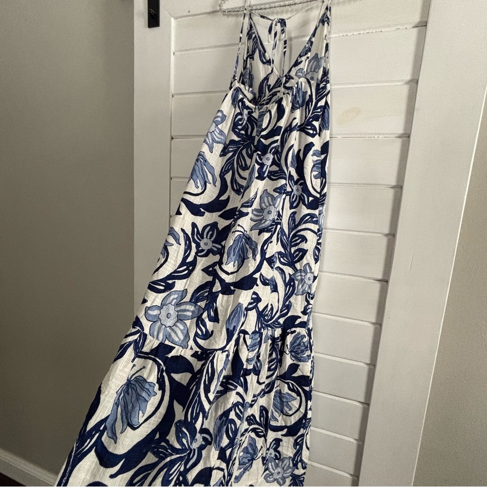 H&M Blue and White Floral Maxi Dress. Size Medium - Picture 8 of 10